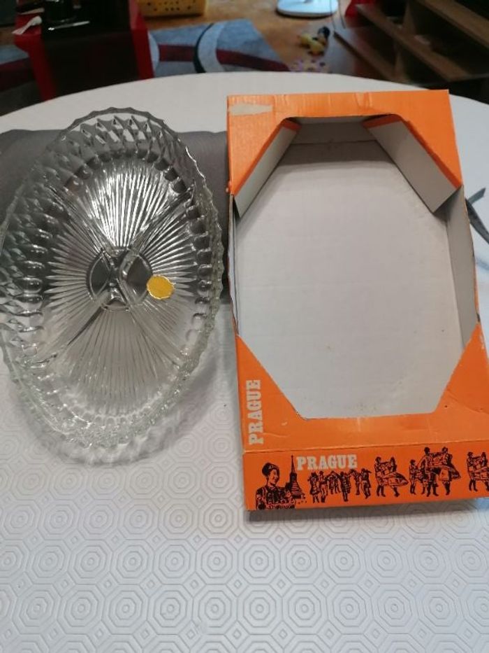 Beau plat de Prague neuf de très belles qualités