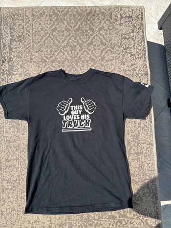 T-shirt noir Gildan This Guy Loves His Truck– Taille M