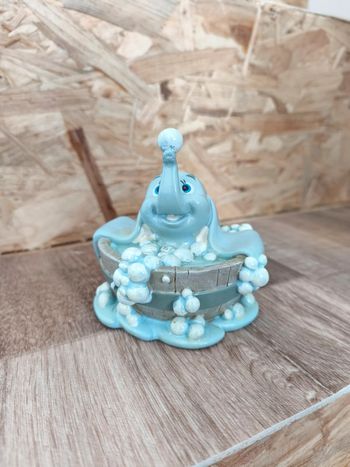 Figurine Dumbo dans le bain, Baby Mine, Disney Classics, Moments Magiques