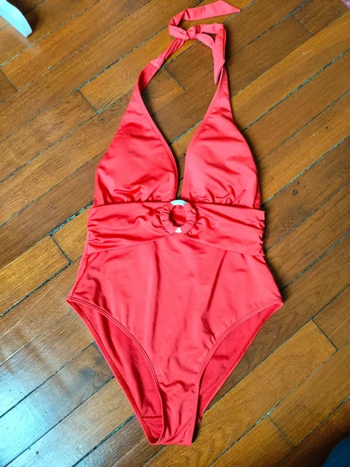 Maillot de bain rouge avec anneau