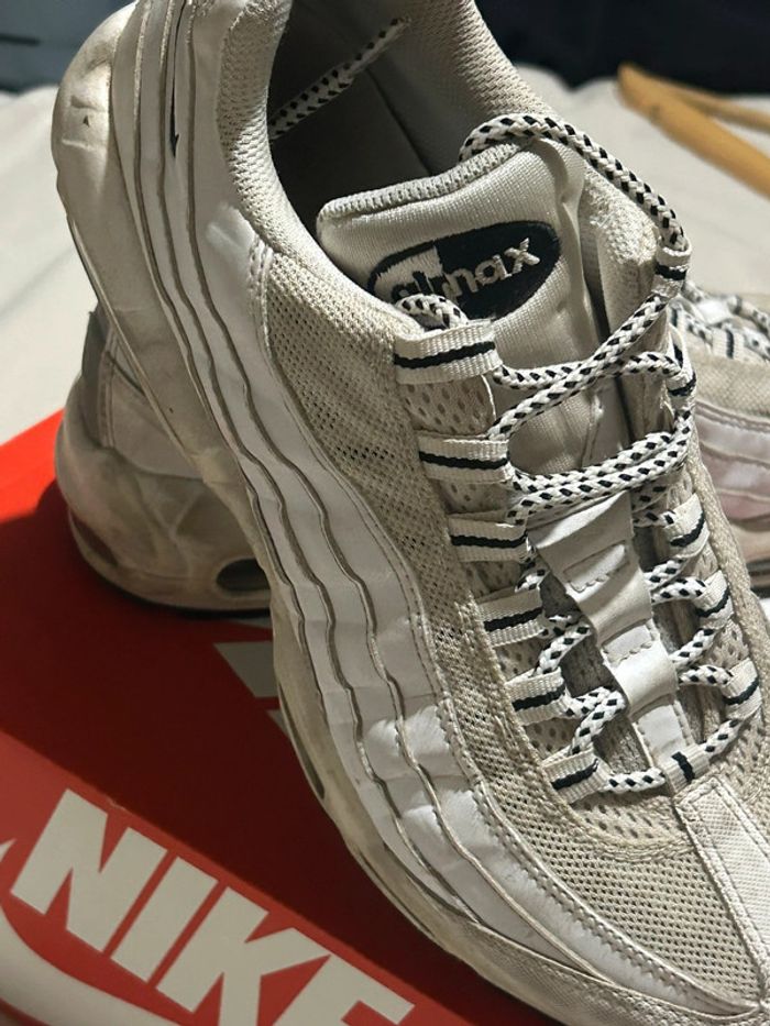 603 – Air max 95 blanches et noires - photo numéro 4