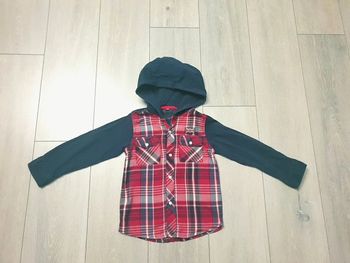 Chemise rouge et bleu nuit. Garçon 6 ans. Marque Tissaia