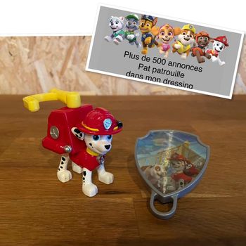 Figurine Marcus articulées avec sa corde tractable de la Pat Patrouille et son blason