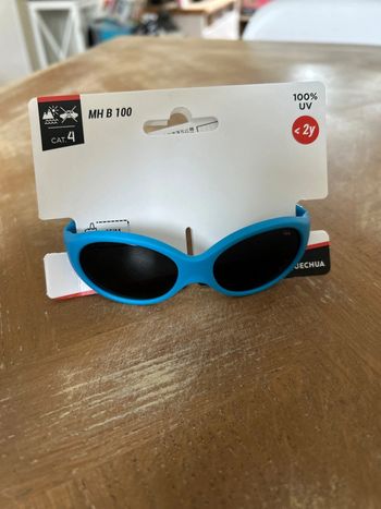 Lunettes soleil bleues