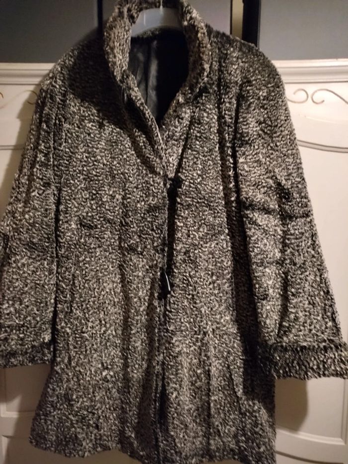 Très beau manteau gris neuf jamais porté taille 42