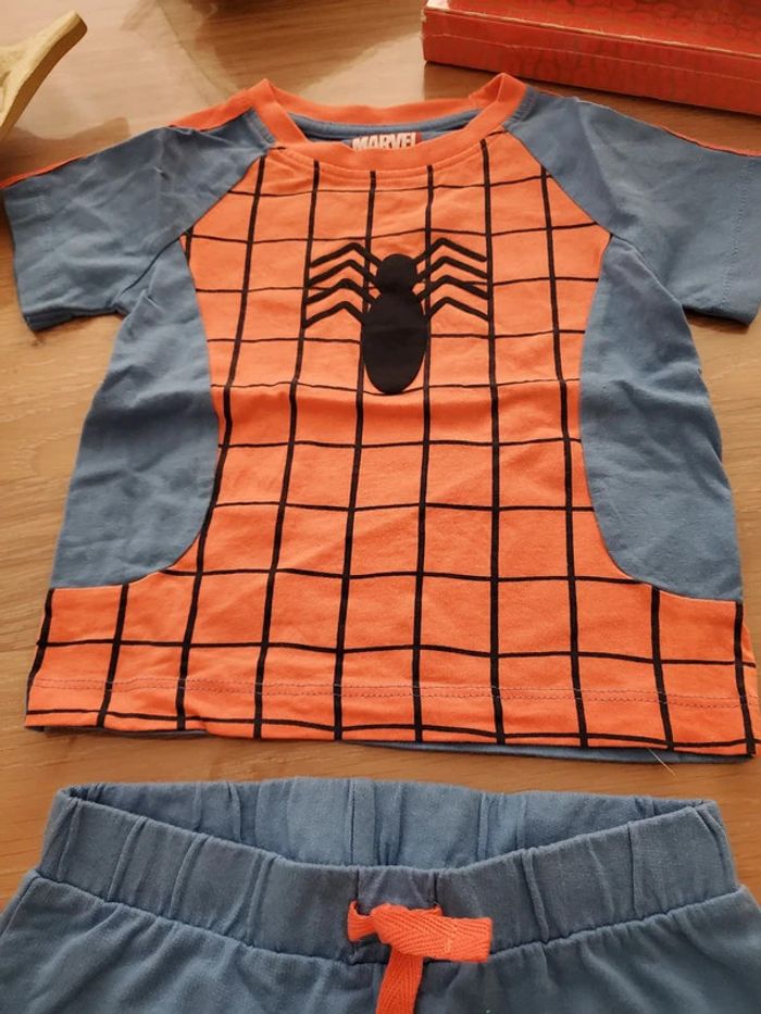 Ensemble spiderman primark en très bon état - photo numéro 3