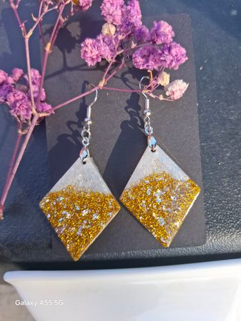 ✨ Boucles d’oreilles losanges dorées pailletées – Résine effet chic et lumineux