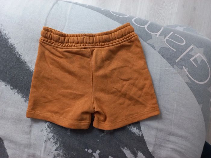 Short moutarde neuf 18 mois - photo numéro 2