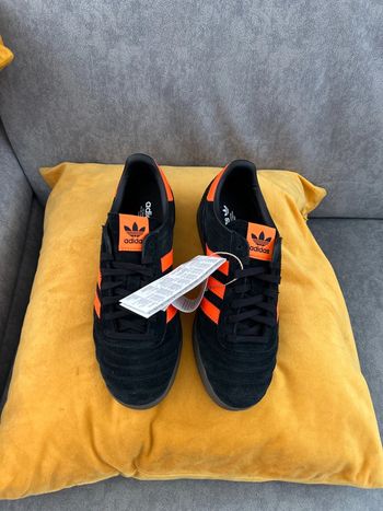 Baskets Adidas Gazelle noires et orange fluo