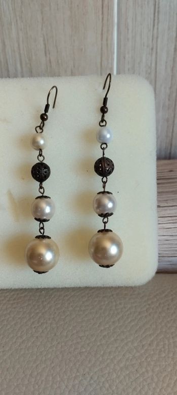 Boucles d'oreilles pendantes.