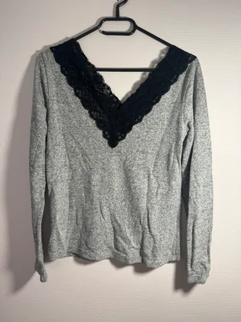 Pull gris dentelle
