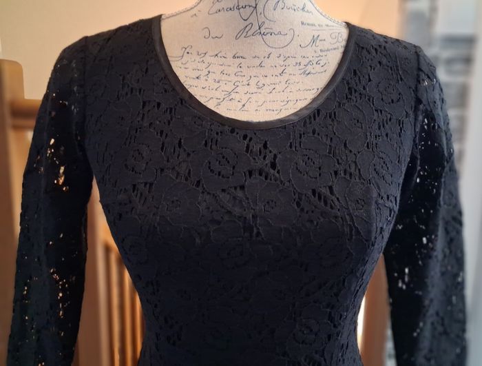 Robe courte toute en dentelle noire - photo numéro 2