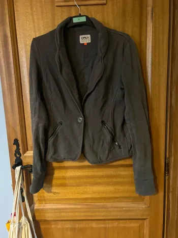 Veste only