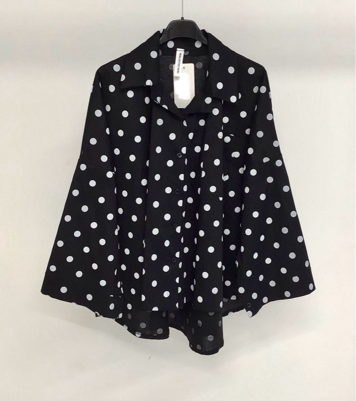 Chemise noir à pois blancs oversize – style tendance