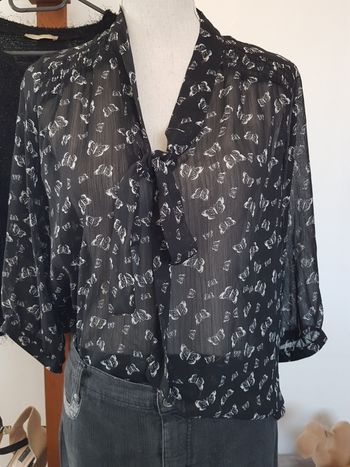 Blouse transparente voile noir papillons blancs manches mi-longues. Atmosphère. T42, aisselles 52cm.
