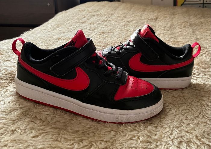 Basket Nike rouge et noir taille 33