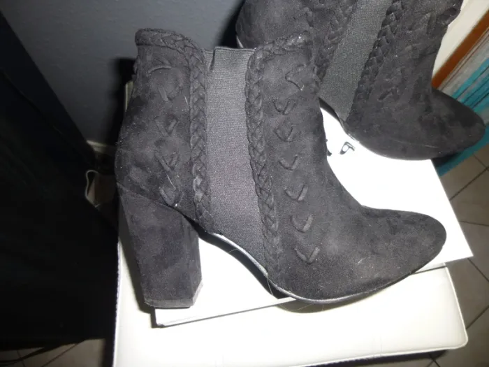 paire de bottine à enfilée noir a motif pointure 38 neuve - photo numéro 3