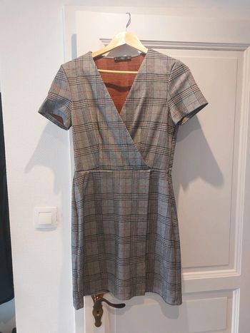 Robe à carreaux Mango Taille M comme neuve grise manches courtes