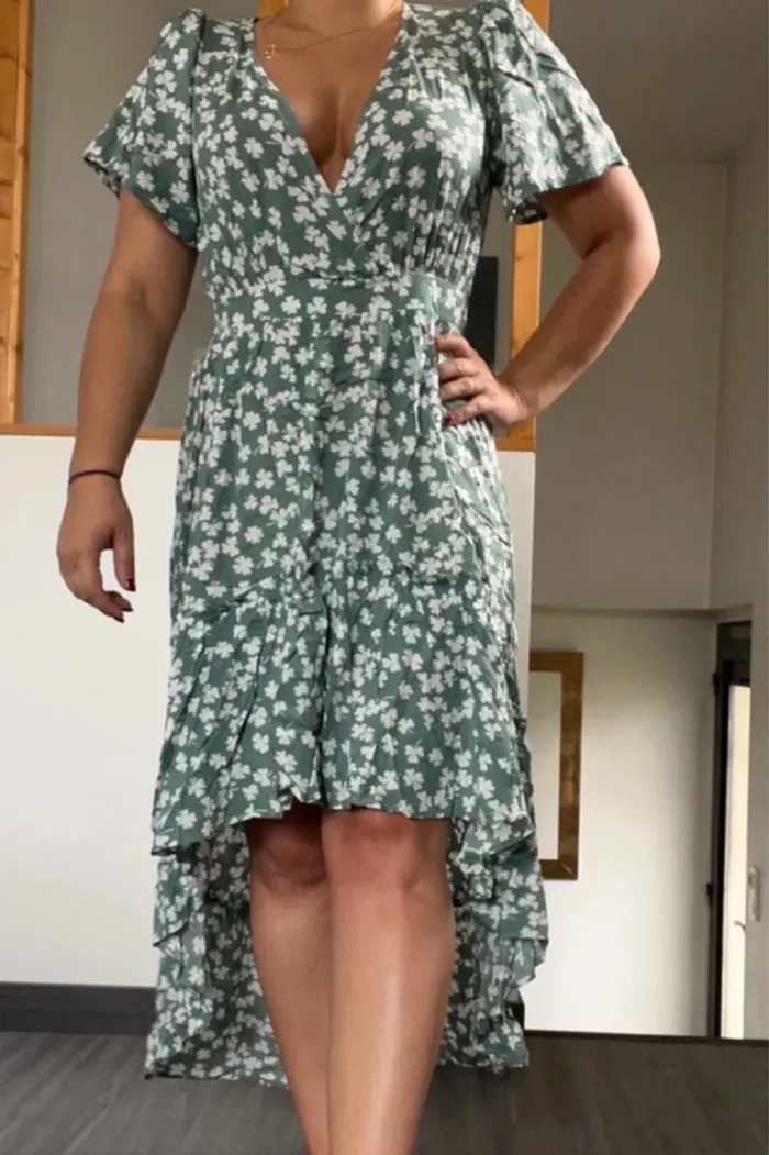 Robe longue asymétrique verte et fleurs sexy