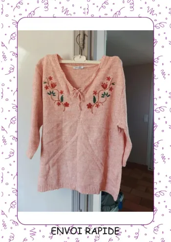 Pull rose Damart avec broderie au niveau du col