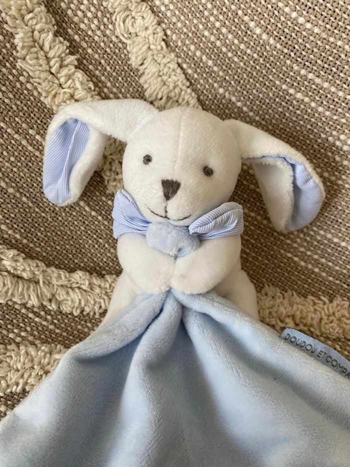 Peluche doudou et compagnie mouchoir 11cm lapin blanc et bleu parfait état - photo numéro 2