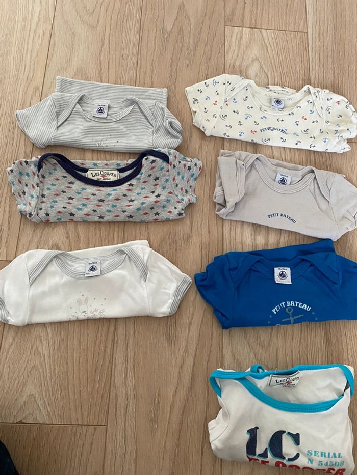 Lot de 7 bodys MC petit bateau 18 mois et Lee cooper