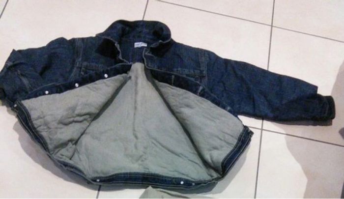 Lot 2 blouson en jean doublé neuf taille 14 ans + un coupe vent beige taille 12 ans - photo numéro 4