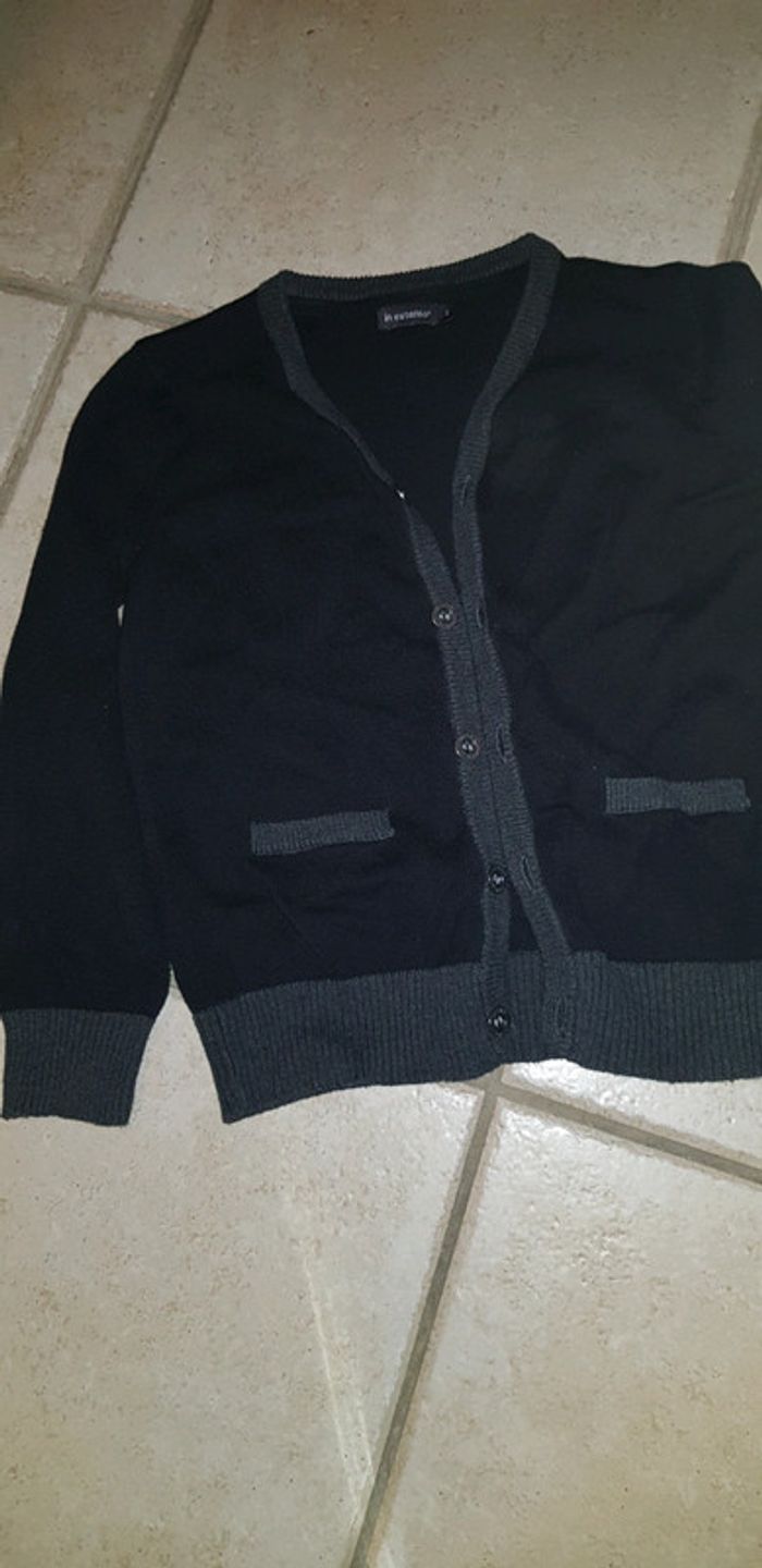 Gilet garçon à boutons gris et noir col V