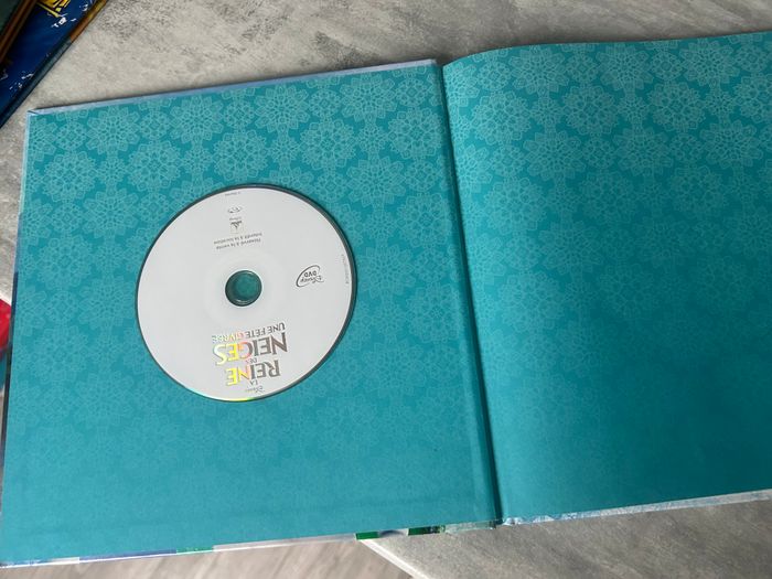 livre la reine des neiges une fête givrée l'histoire + le DVD du court-métrage - photo numéro 2