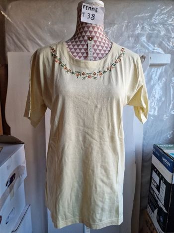 Tee-shirt, jaune à motif cousu sur col, en très très bon état, longueur 68cm, en coton, marque Damar