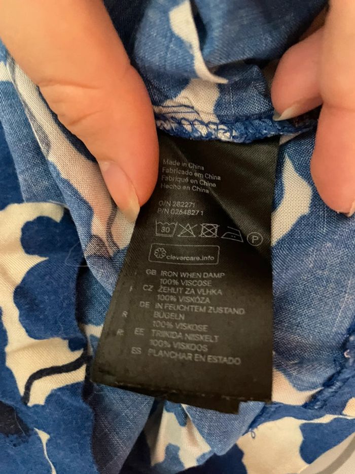 Haut crop fleuri bleu et blanc crème manches 3/4 H&M taille S très bon état - photo numéro 3