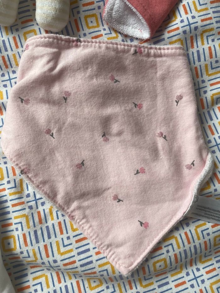Lot de 4 bavoirs + un doudou - photo numéro 2