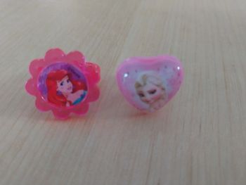 Lot de 2 bagues en plastique princesses Disney Ariel et Elsa