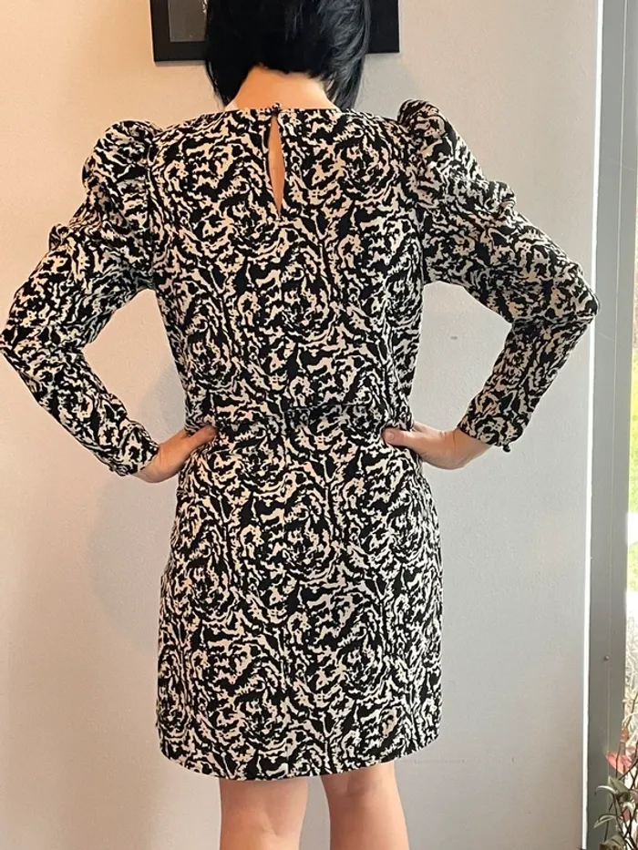 Robe mi longue chic noire et blanche manches longues