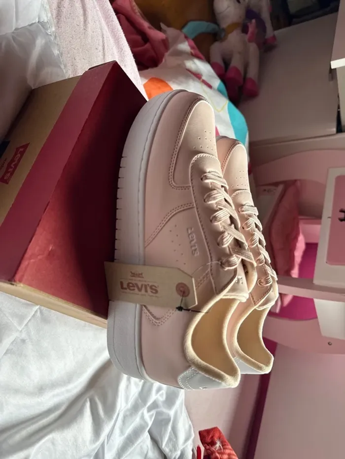 Superbes baskets Levi’s rose neuves avec étiquette pointure 39 - photo numéro 8