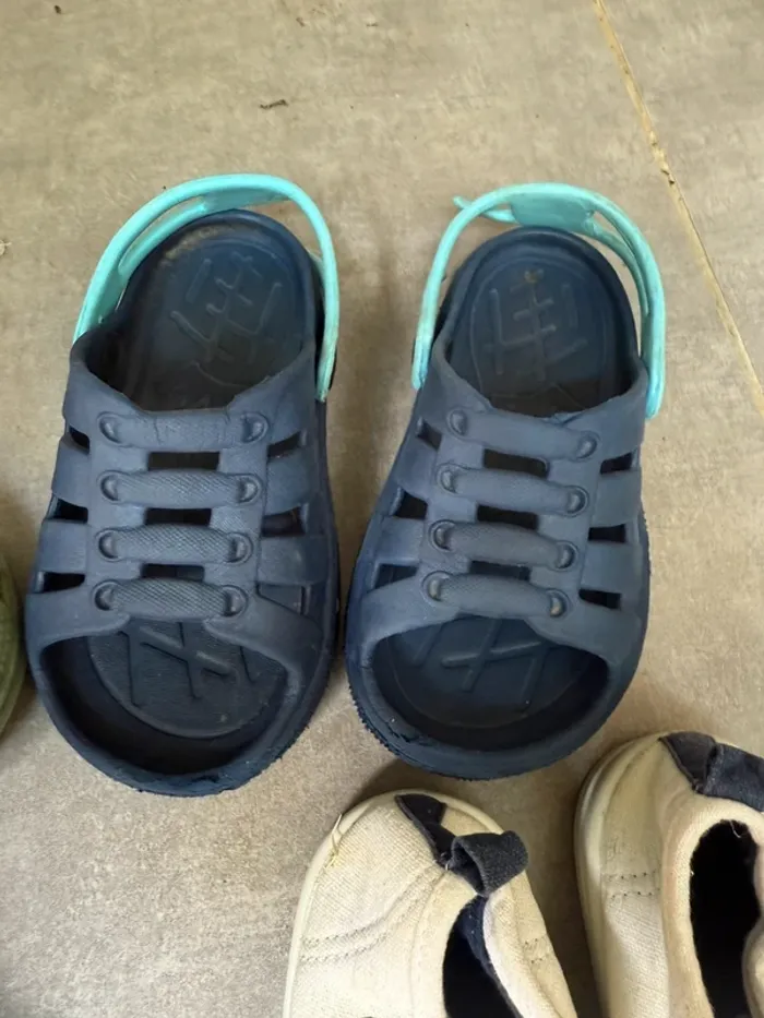 Lot 4 paires chaussures baskets toiles Mickey + crocs sabots pointure 25 - photo numéro 4
