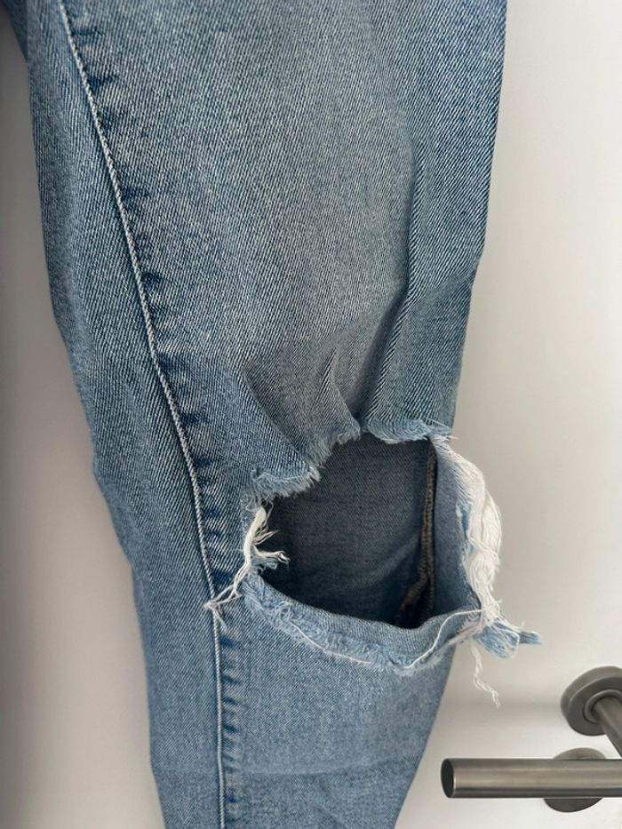 Jean mom déchiré – Stradivarius – Taille 34 – Très bon état - photo numéro 4
