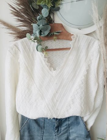 pull bohème vintage en maille blanche cassée.