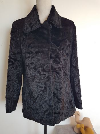 Manteau court noir, aspect fausse fourrure. C&A. Taille XL 44, 56cm aux aisselles, 66cm de haut.
