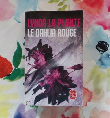 Le dahlia rouge de Lynda La Plante