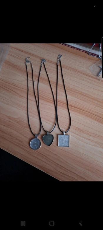 3. Collier avec pendentif vierge (cabochon)