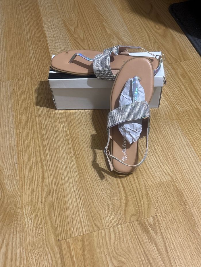 Sandales femme plate neuf avec boîte - taille 38 - photo numéro 1