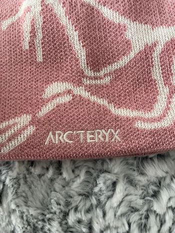 Bonnet Arc’teryx – Coloris Rose – Neuf avec Étiquette