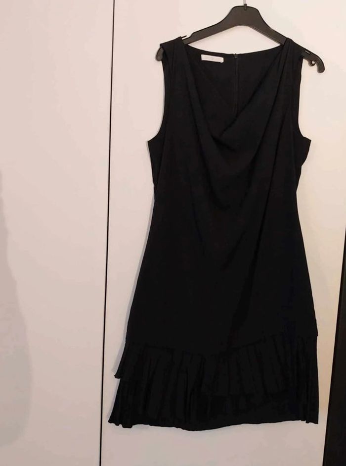 Robe fluide noire avec froufrou sur  le  bas  T 40