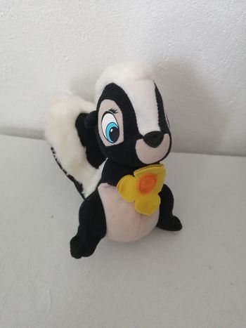 peluche moufette fleur 
