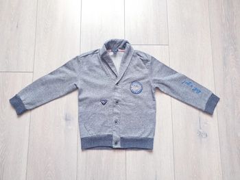 Gilet fin gris chiné. Garçon 4 ans. Marque Kiabi