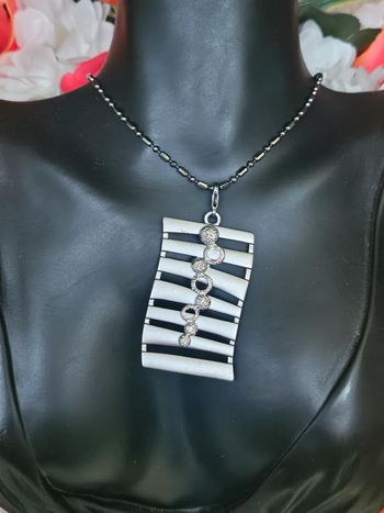 Collier avec ses pendentif et ses perles, ikita en acier inoxydable