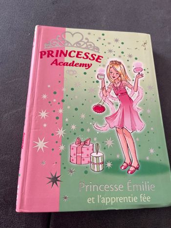 Livre bibliothèque rose princesse academy Emilie l’apprentie fée 