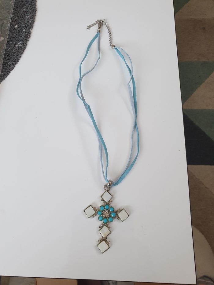 Collier croix bleu