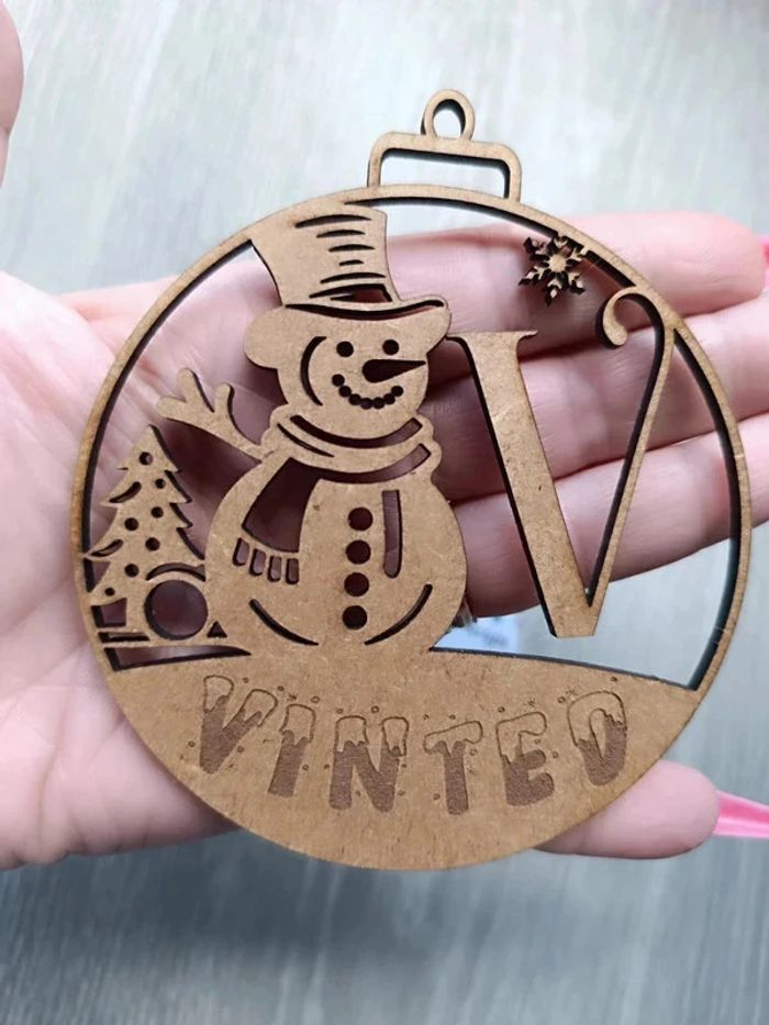 Boule de Noël en bois avec prénom et initiale - photo numéro 3